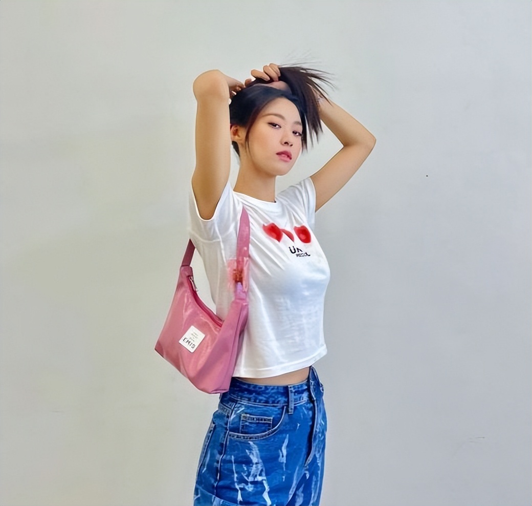 比人形立牌更完美,aoa雪炫的可乐瓶身材,t恤牛仔秀出纤细腰身