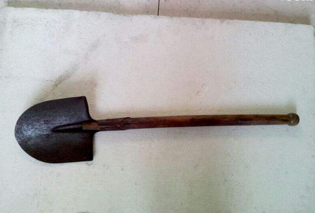 士兵都会装备工兵铲,日军也装备了自己的三八式工兵铲,它可用来挖战壕