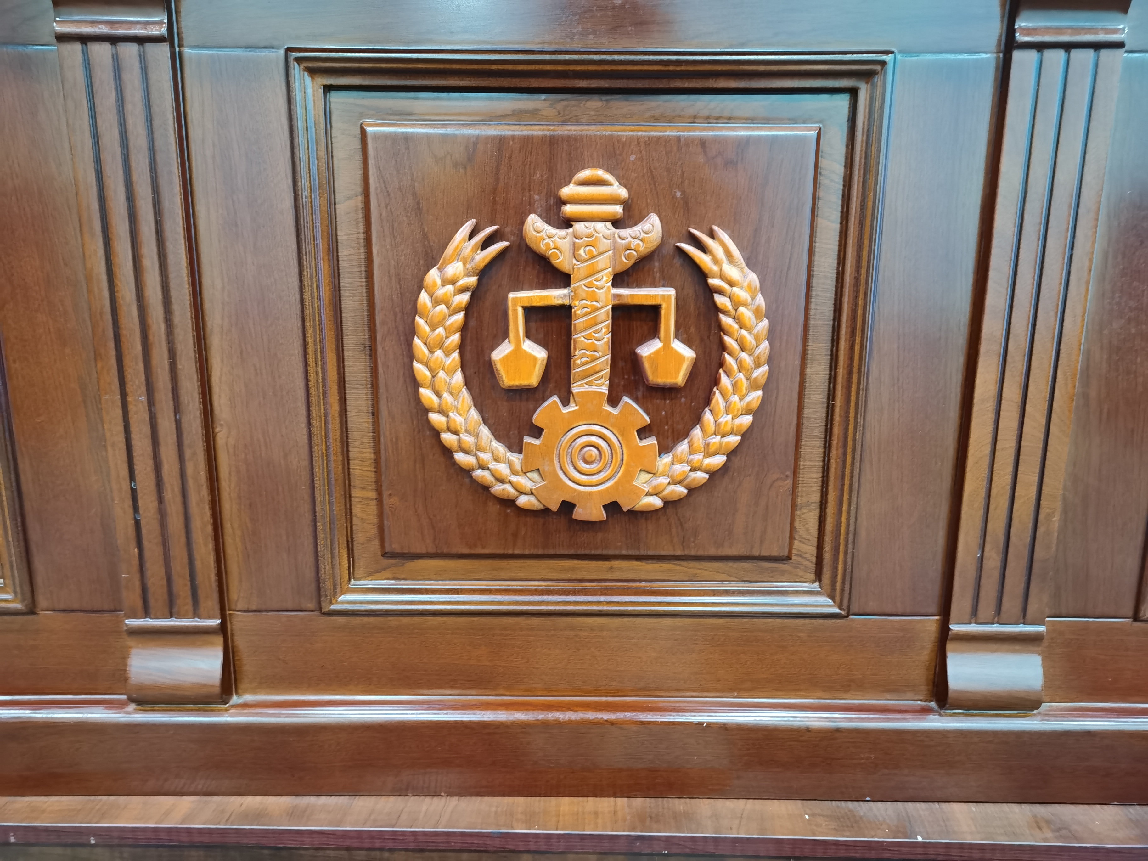职工未签劳动合同未买社保遭遇工伤，涉及哪些法律规定及程序？