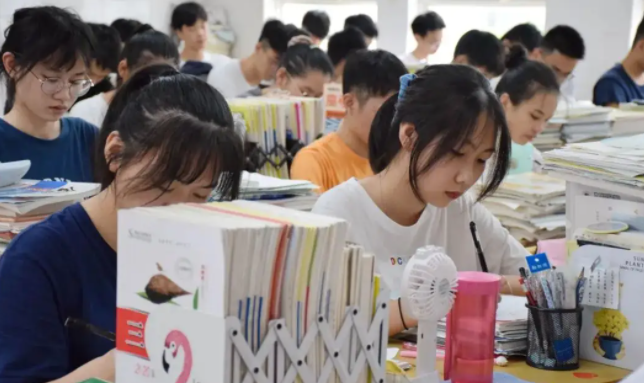 高三女生运动会“举牌”火了，颜值不输大牌明星，评论区酸气十足