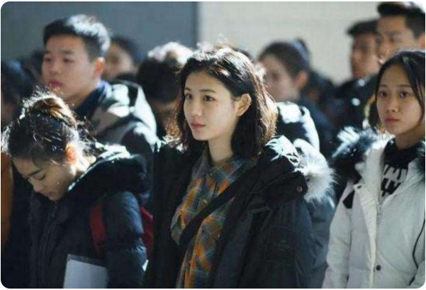 浙传艺考现场图流出，堪比是“颜值盛宴”观赏，考生颜值都很高