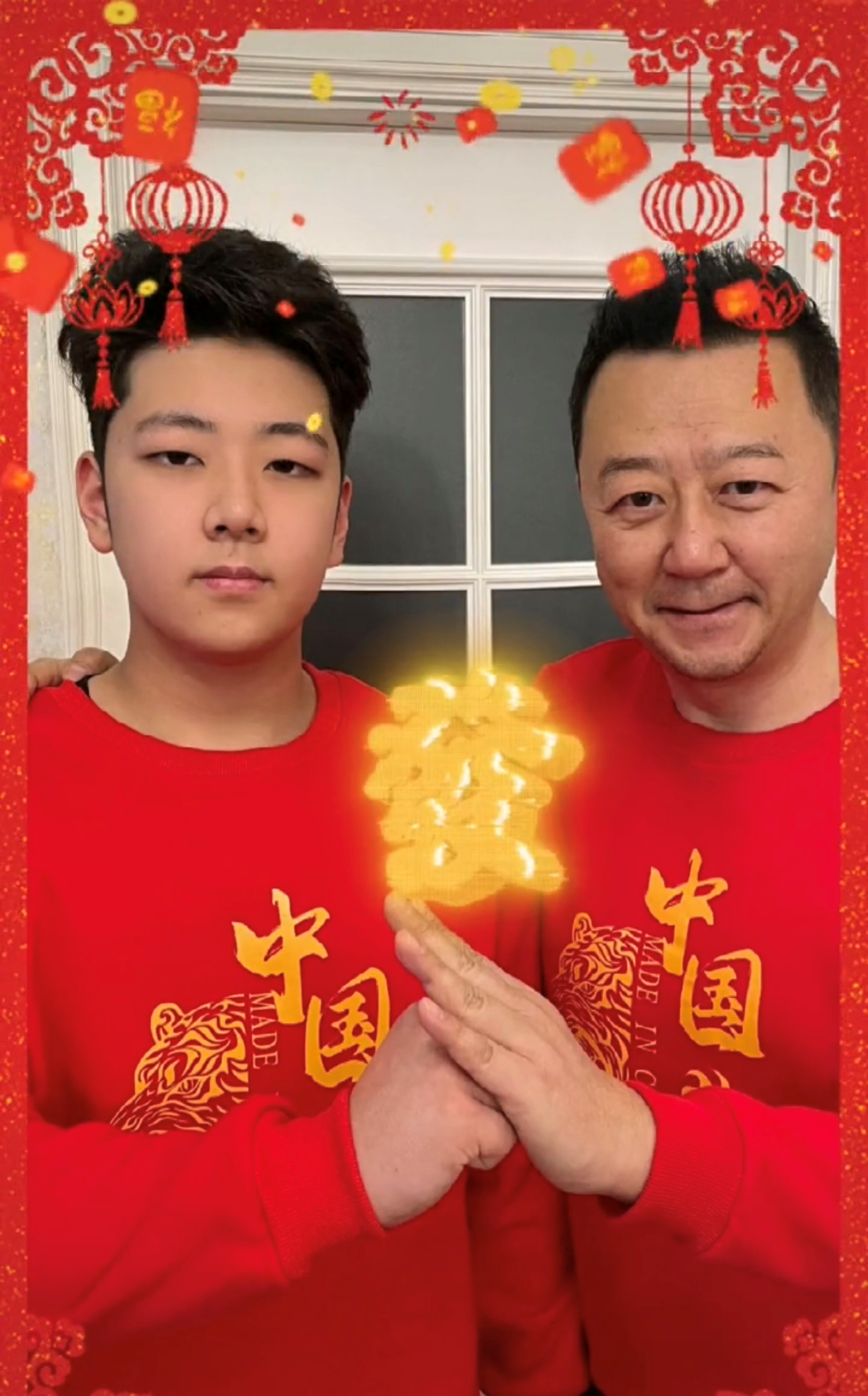 郭涛携儿女豪宅内庆新年！石头高大壮实超过爸，一家三口如复制