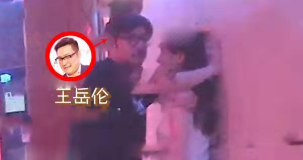 王岳伦与美女约会被拍（王岳伦深夜搂美女回酒店）