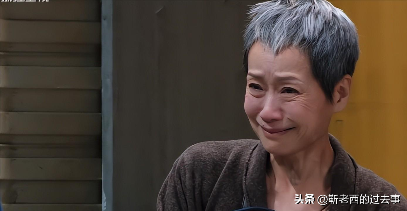 被6位女星惊艳到：白发不染，不整科技脸，用松弛感诠释优雅老去