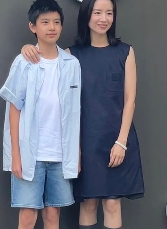 董洁带儿子参加活动，前夫潘粤明发文回应，13岁顶顶长相像爸爸