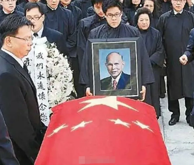 作为资本家,霍英东的灵柩凭什么可以覆盖国旗?