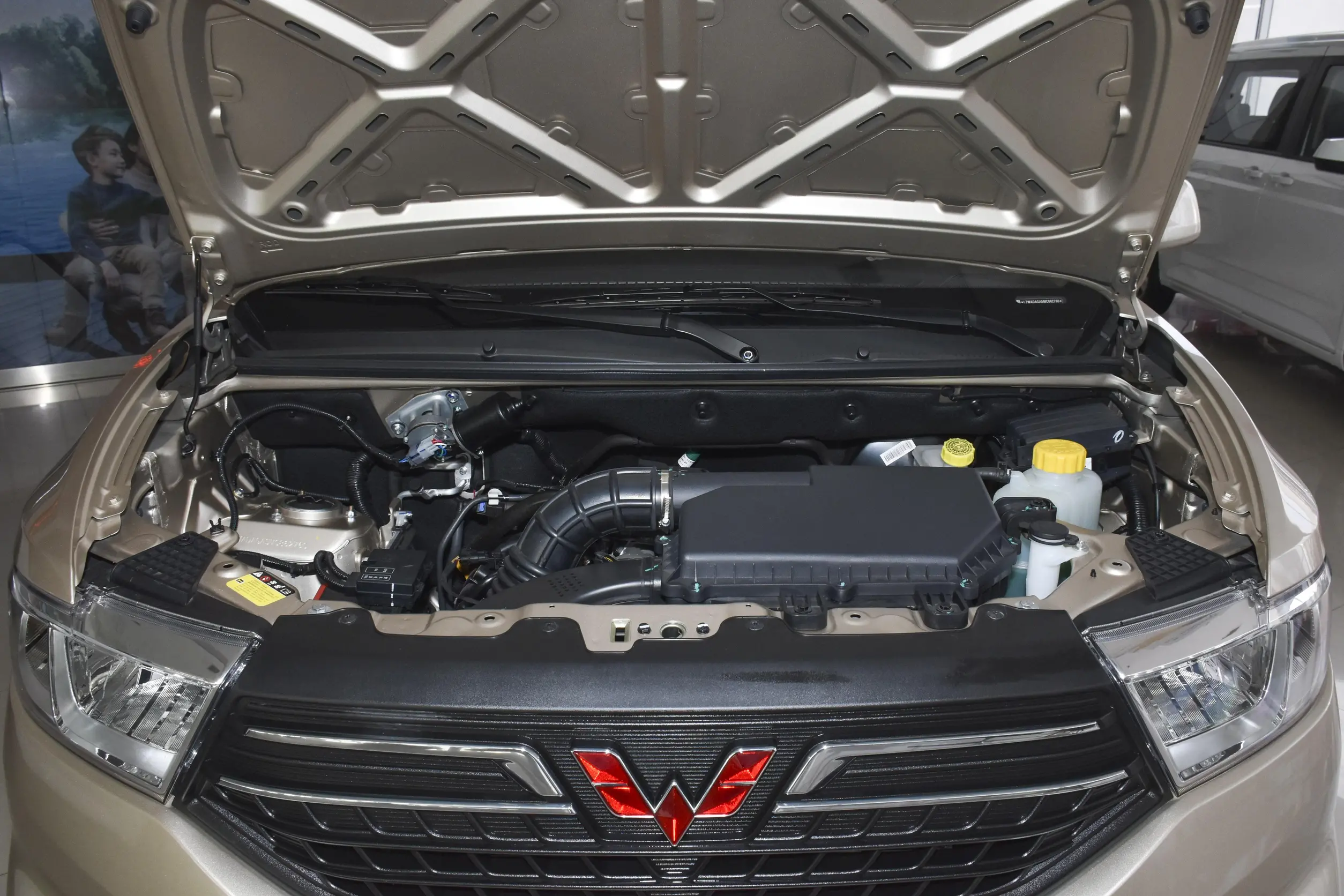 百公里油耗低至6.4L，起售价4.41万元，静态体验五菱宏光V