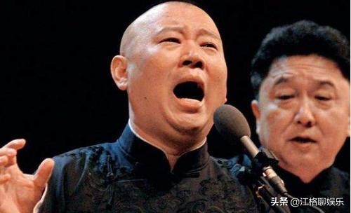 盘点那些接地气的明星，郭德纲蹲路边吃炒面，黄渤地铁卖唱赚钱