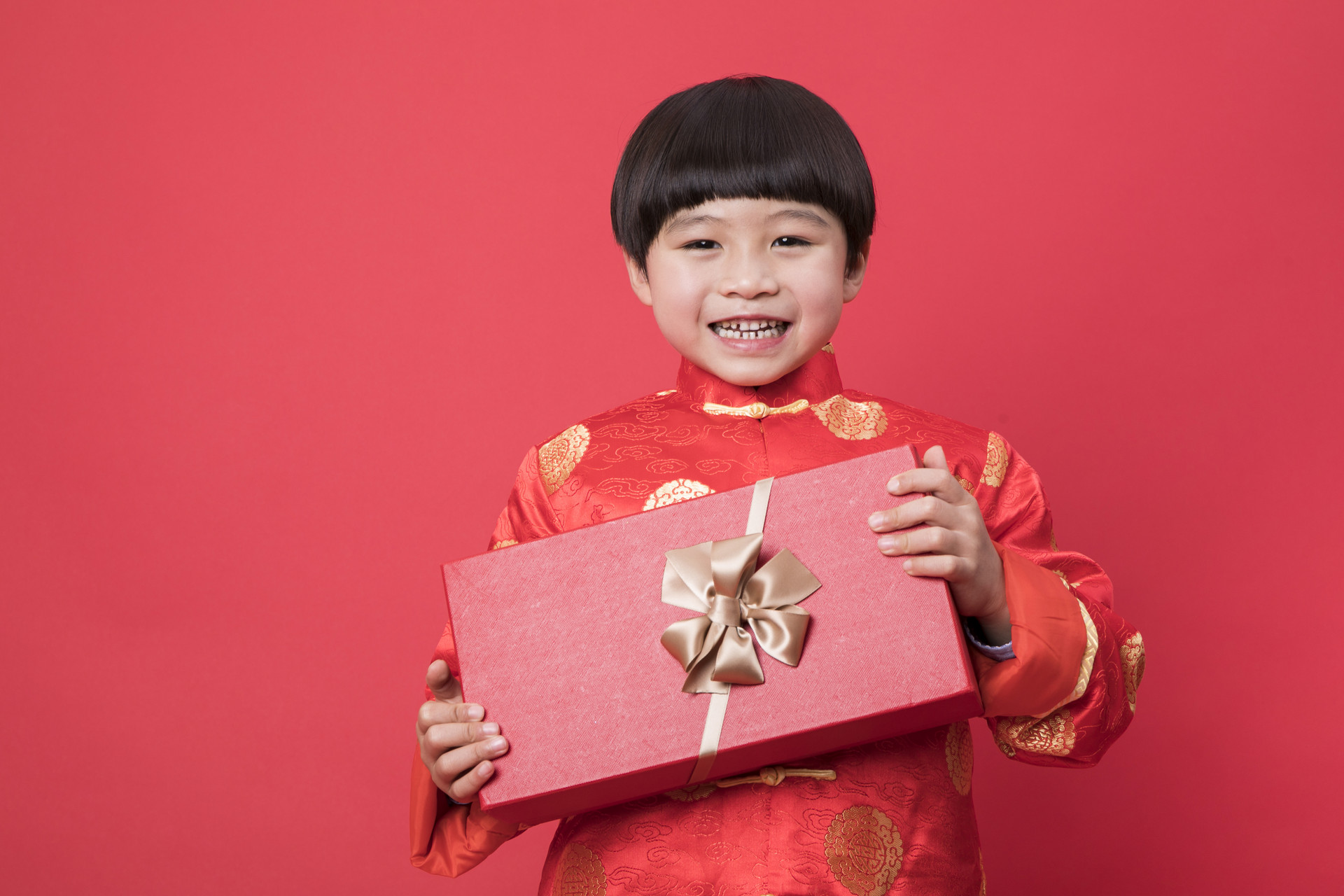 过年不只是给孩子买新衣服，感受过年的仪式感，这件礼物不能少