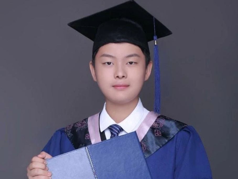 10年前除夕夜，3岁小男孩被逼雪地“裸跑”，后来他怎么样了？