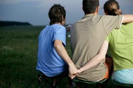 夫妻异地分居 你若已美人在怀 那我红杏出墙就没错