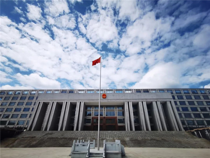 贵州一高校教师读博后违约离职，人走两年学校坚持发工资：不准走