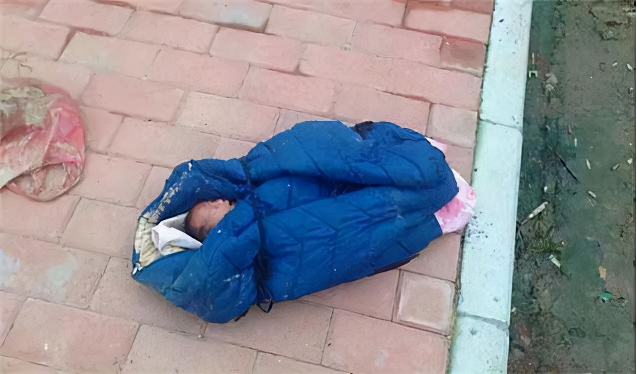 安徽光棍兄弟收养弃婴，给拖拉机装土赚奶粉钱，34年后女婴成教师