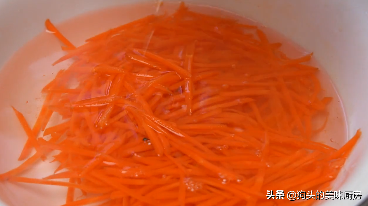 孩子不吃菠菜的试试这菜卷，3种食材一起，营养美味，不加肉也香