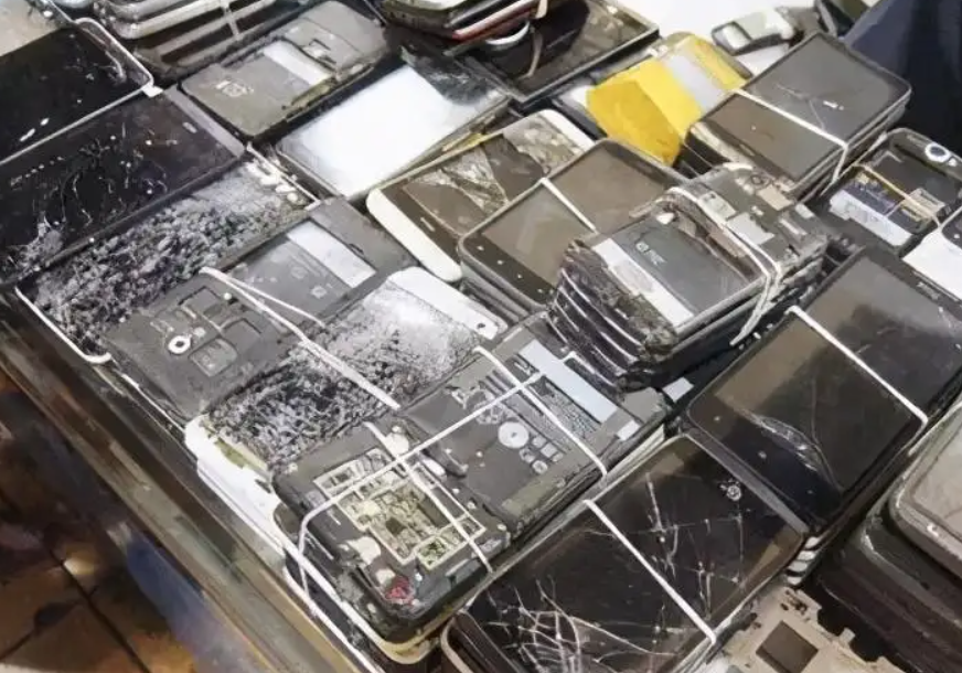 “山寨機鼻祖”陳金陵：負債千萬、妻子跑路，如今成破布爛衫乞丐