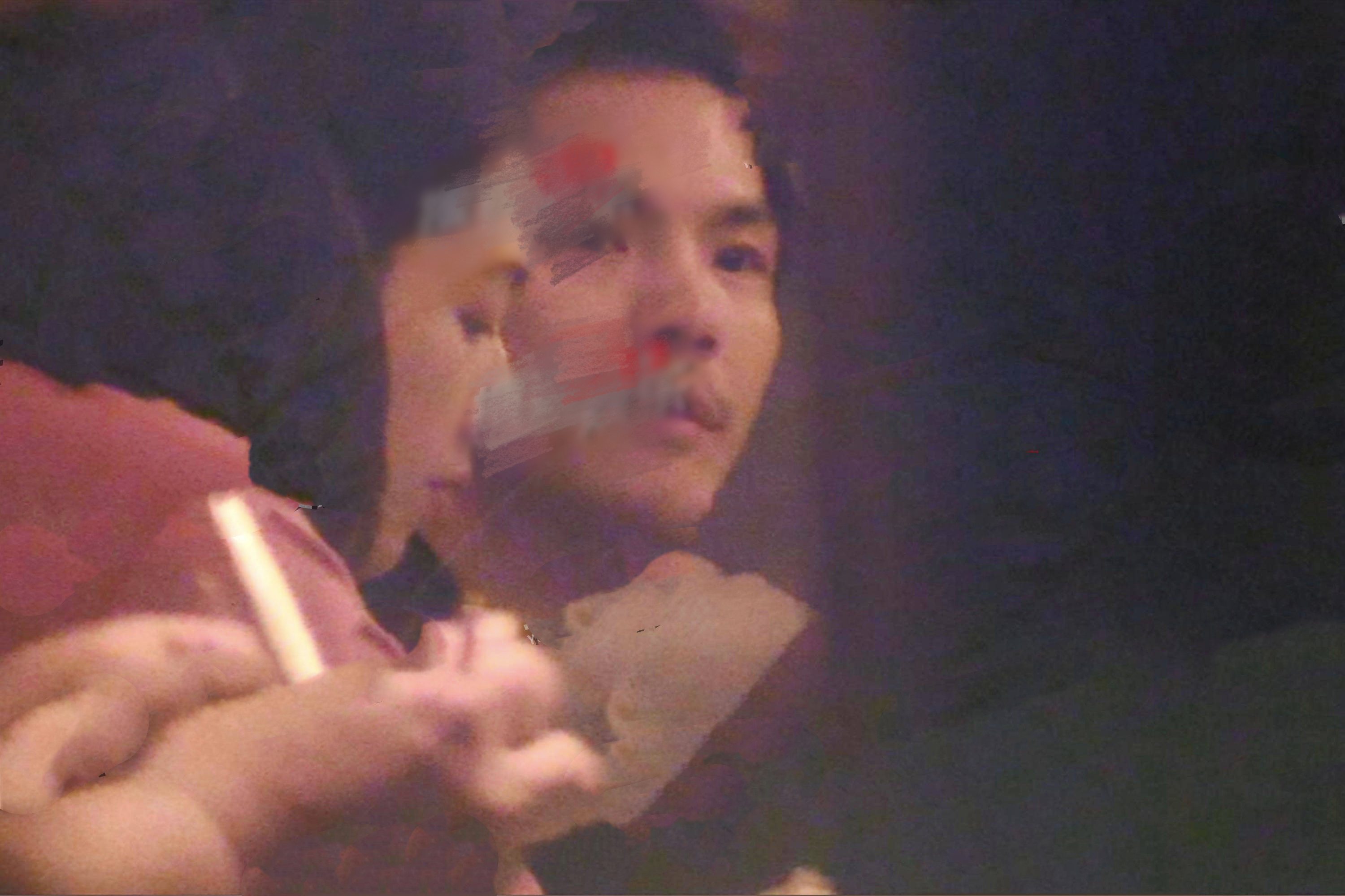 向太一家五口外出就餐，郭碧婷向佐牵手走出，女儿扎冲天辫萌态足