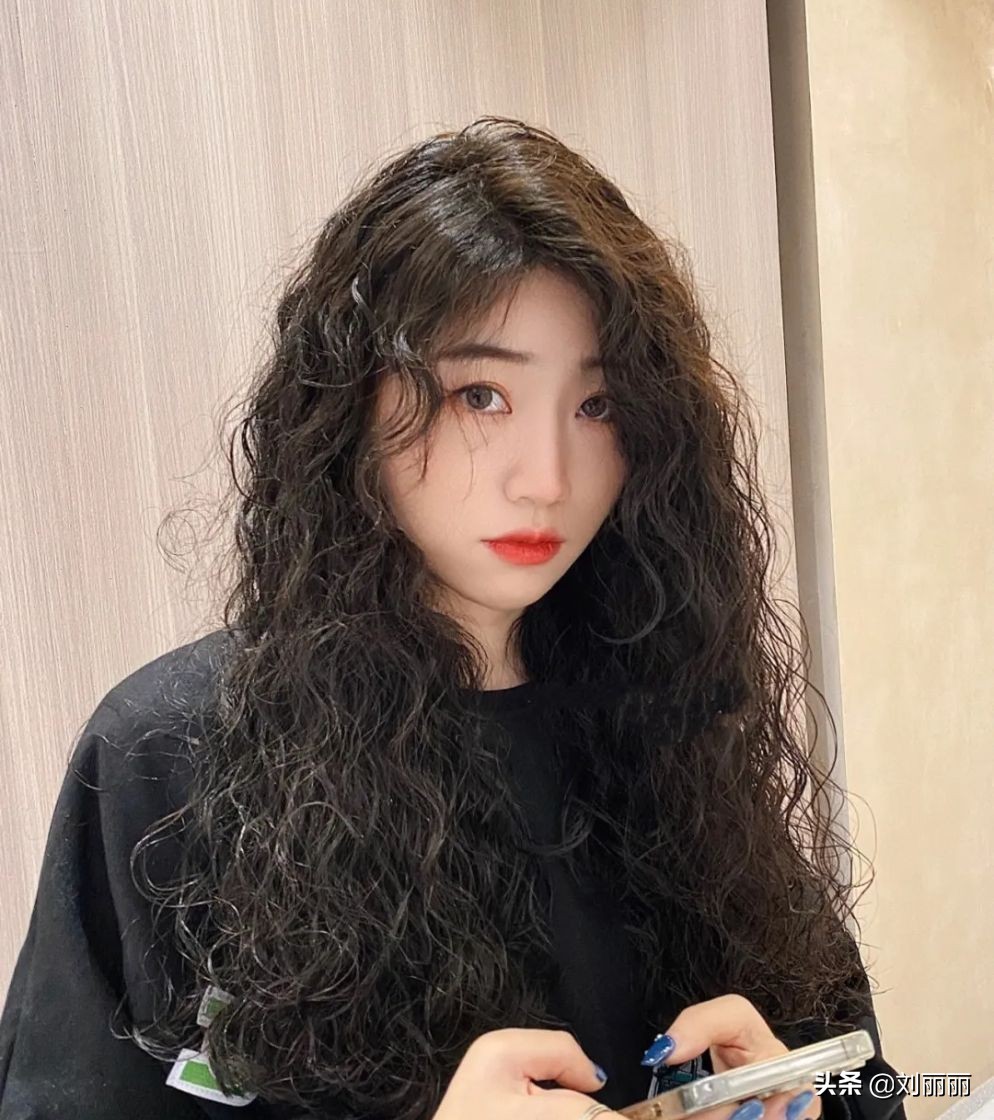 头发细软少发型怎么选？烫小卷就对了，不论长短都很美