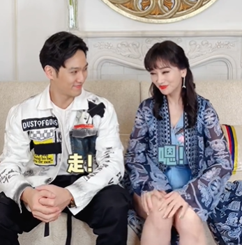 68岁赵雅芝与儿子同框，保养得当在他面前如少女，俩人相处似朋友