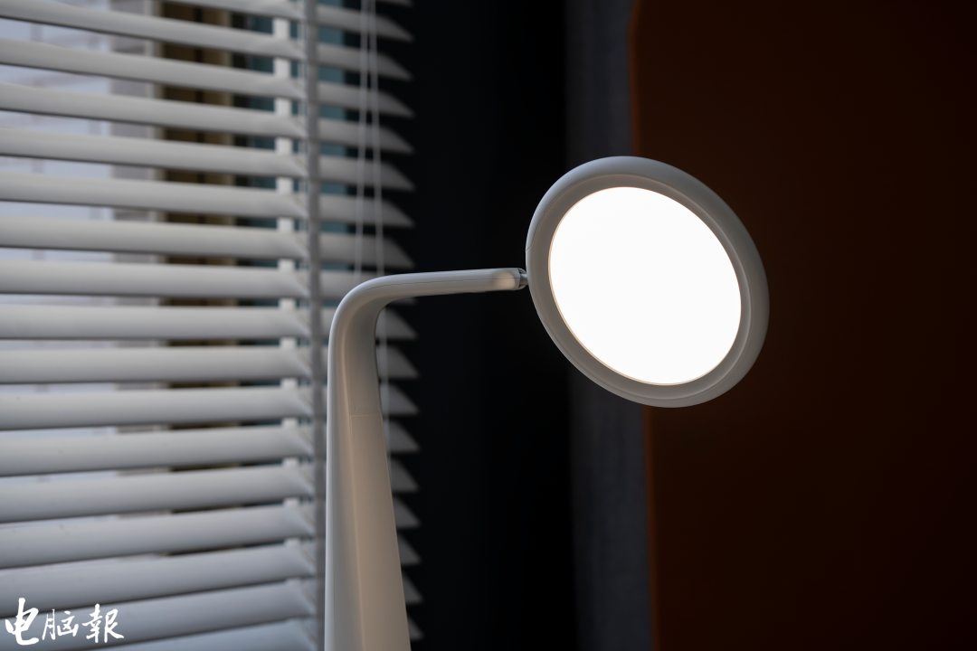 有道智能学习灯体验：是护眼灯，也是智能学习助手