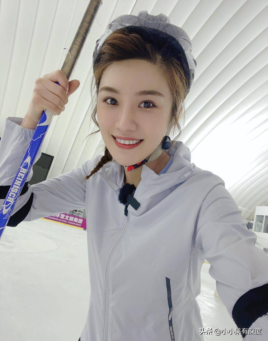 郑子可进入央视后进步明显，气质素养都不错，给人耳目一新的感觉