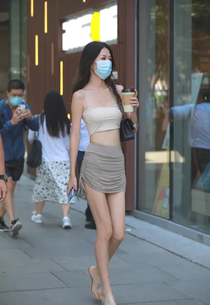 颜值出众爆表 身材纤细完美的靓女穿搭褶皱包臀裙美不胜收