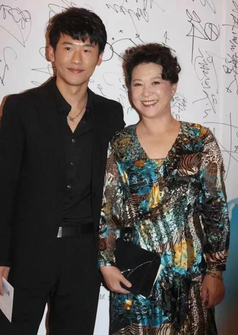 王馥荔儿子长相太路人,母子罕见同框,72岁的她穿雪纺裙也很阔气