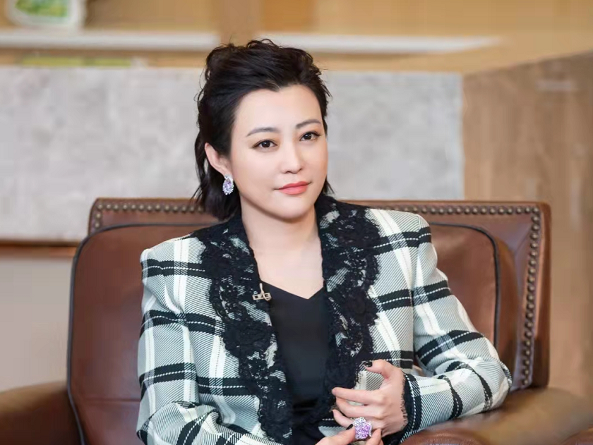 郝蕾开近百万车带男友玩乐，男方身形魁梧太惹眼，两人饭桌上腻歪
