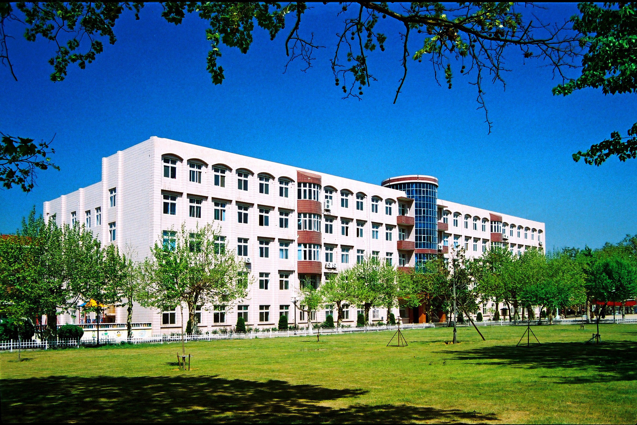 青岛科技大学艺术学院具有美术学一级学科硕士学位授权点,涵盖美术史