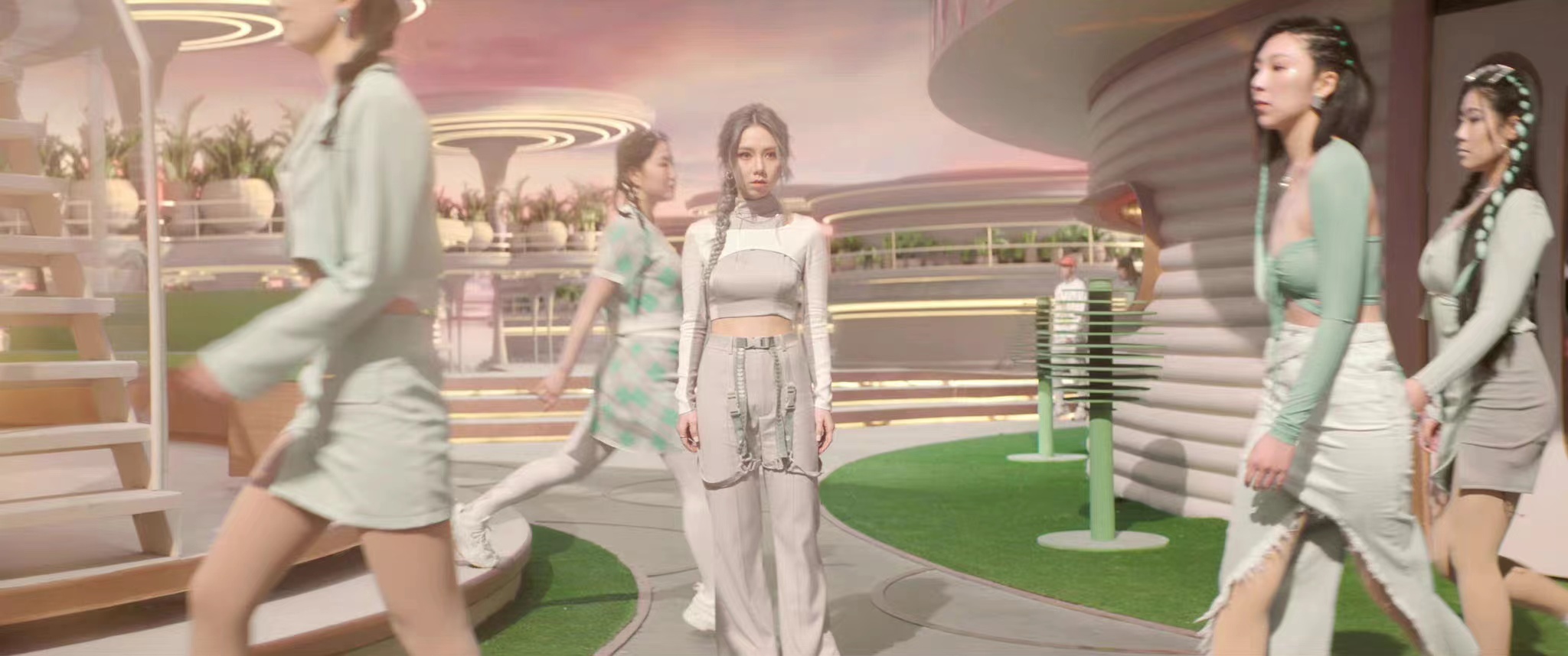 橘子晚报/大本洛佩兹结婚，邓紫棋改微博名字