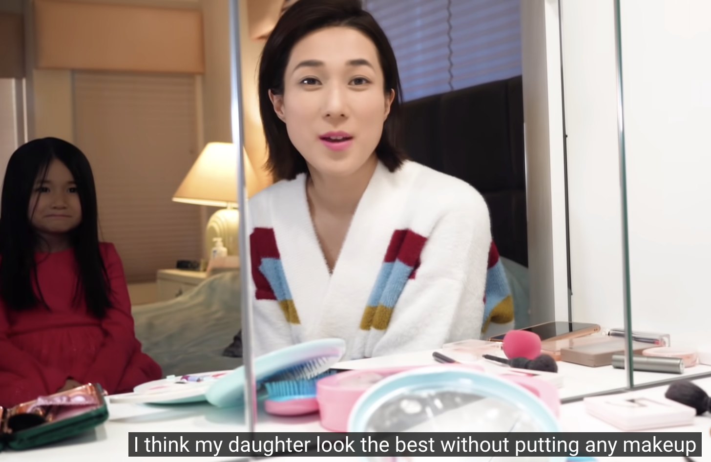 钟嘉欣和女儿为彼此化妆，英文粤语切换自如，Kelly表情古灵精怪