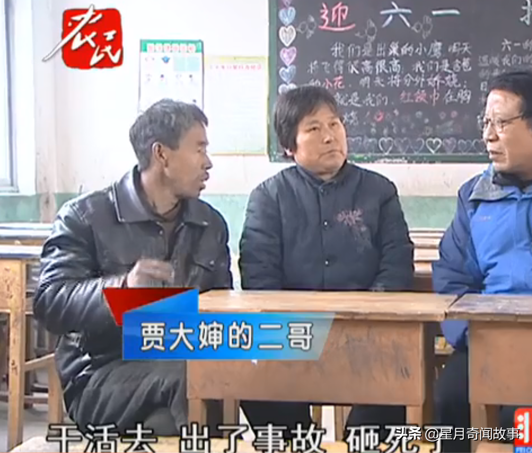 老娘去世三天，二儿子就是不让下葬：埋我家地里，老大给多少钱？