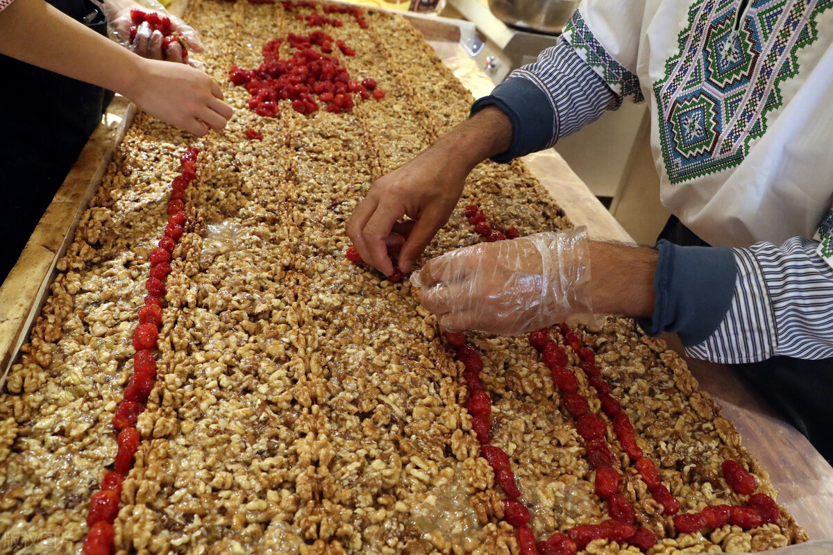 陕西一小伙,在路边看到卖切糕的,就想尝一尝在江湖上流传很久的切糕