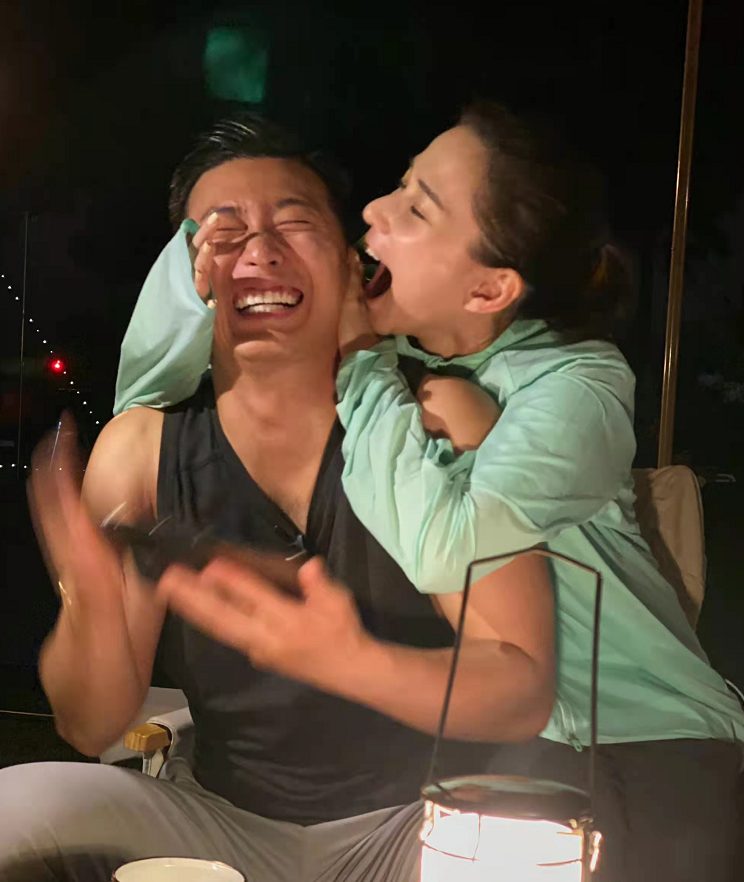 何超莲晒窦骁"丑照"秀恩爱!穿黑裙名媛气质拿捏到位,颜值超高