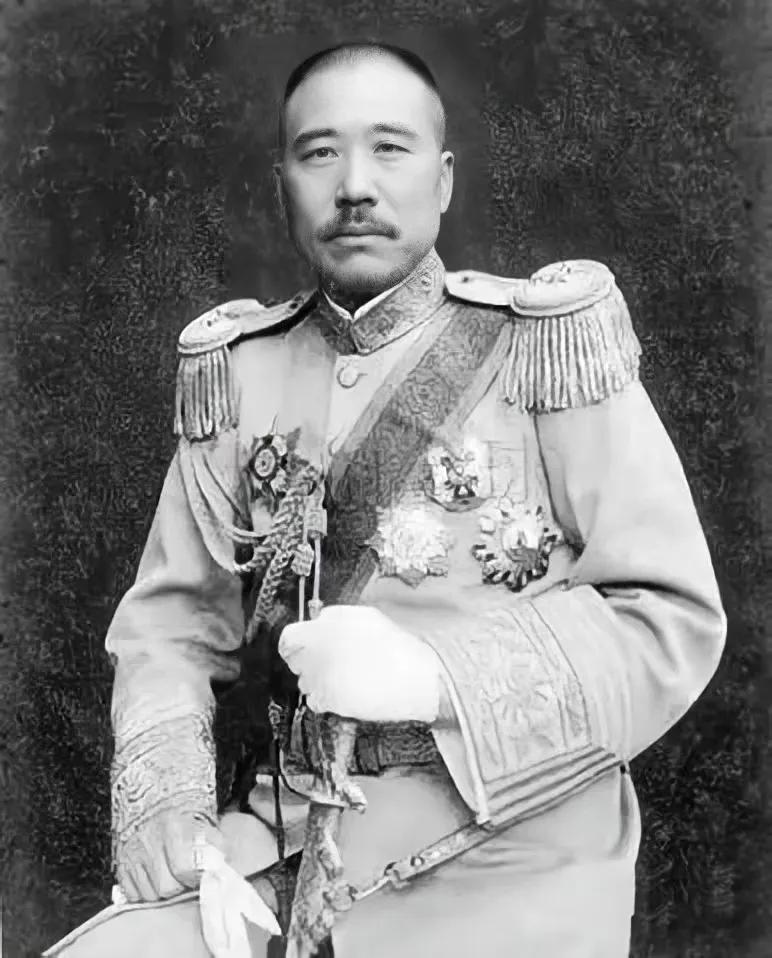 离开叶荃后他被军阀孙传芳和和安徽省督军陈调元攻击,双拳难敌四手的