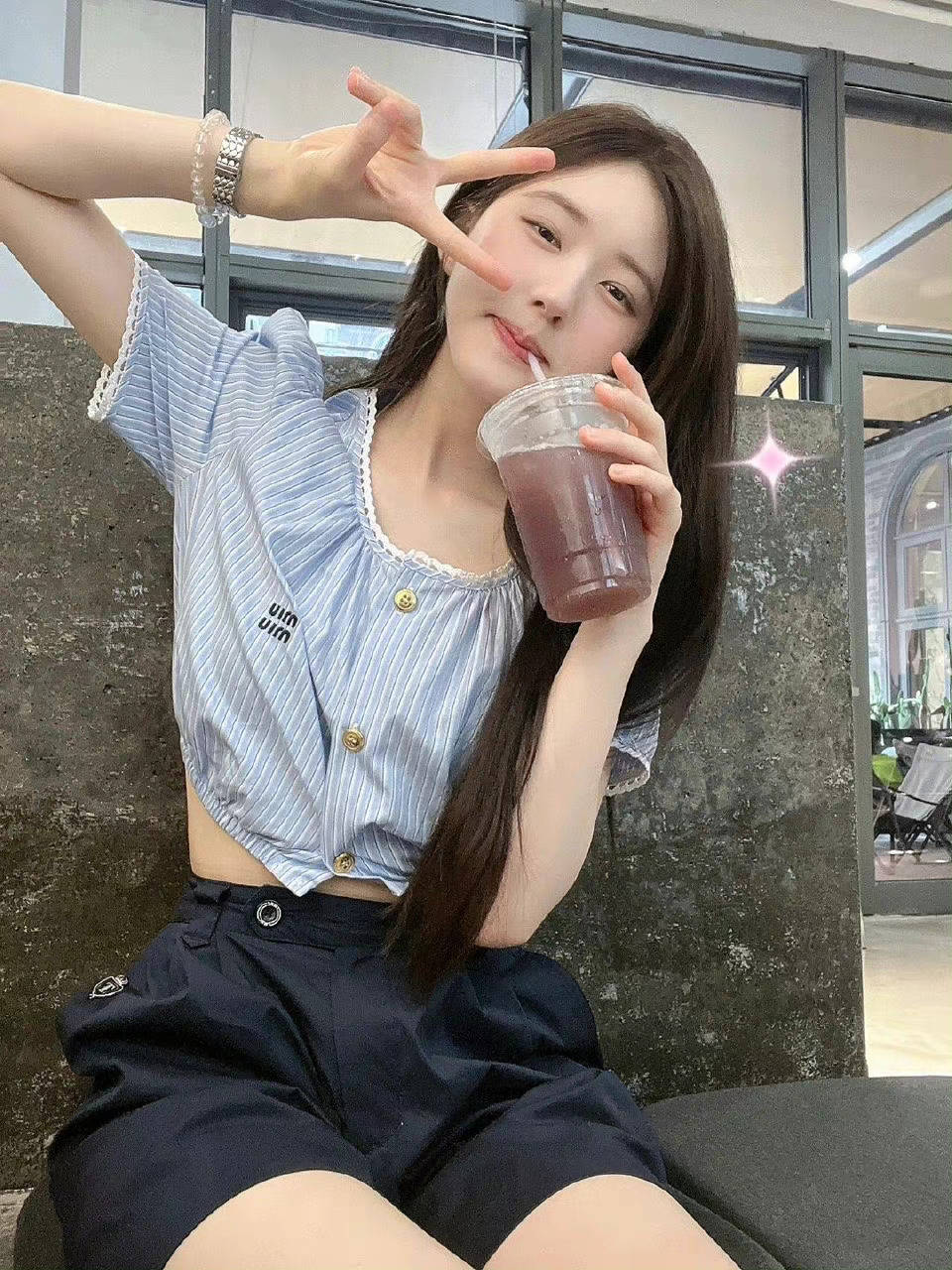 赵露思晒面包房live图随拍 开心吃面包享受假期