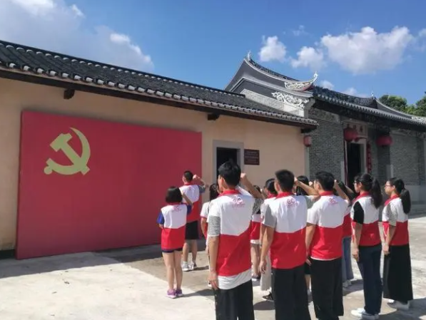 大学生入党决定权在2人手里，跟成绩无关，学生得罪错人还不自知