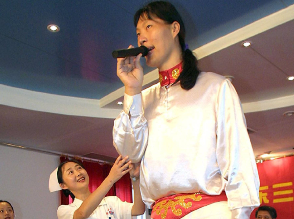 中国2.48米"女巨人":一顿吃2斤饭,鞋60码,遗体至今保留完整