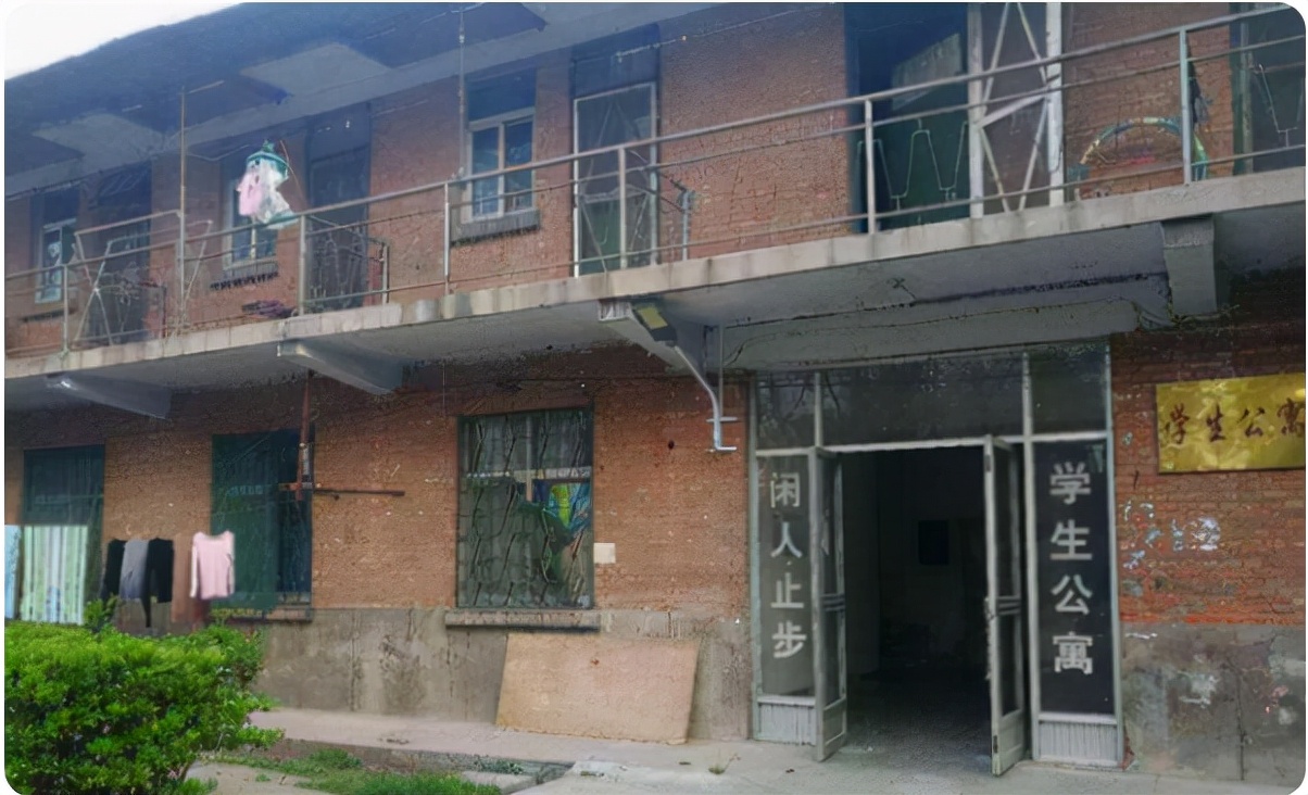 我国“寒酸”高校宿舍排名，房间内设施十分破旧，宿舍真的好老