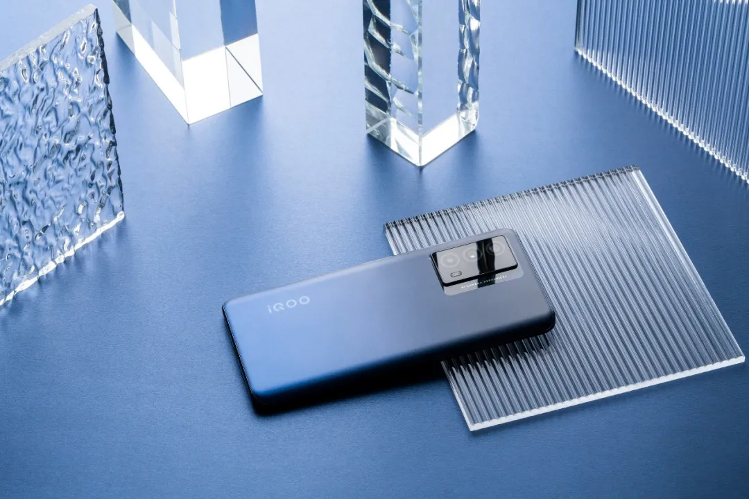 2022年换手机参考这4款，耗电少性能强还不贵，用5年不卡顿