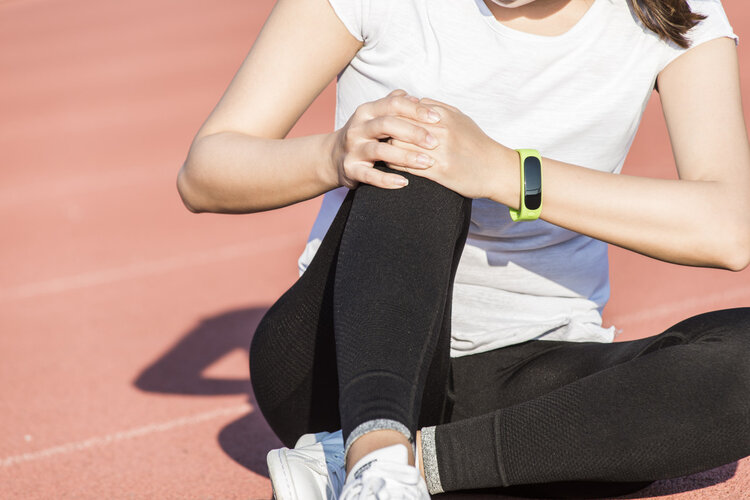 走路时膝盖突然“软”一下，是咋回事？两个信号或是膝关节在求救