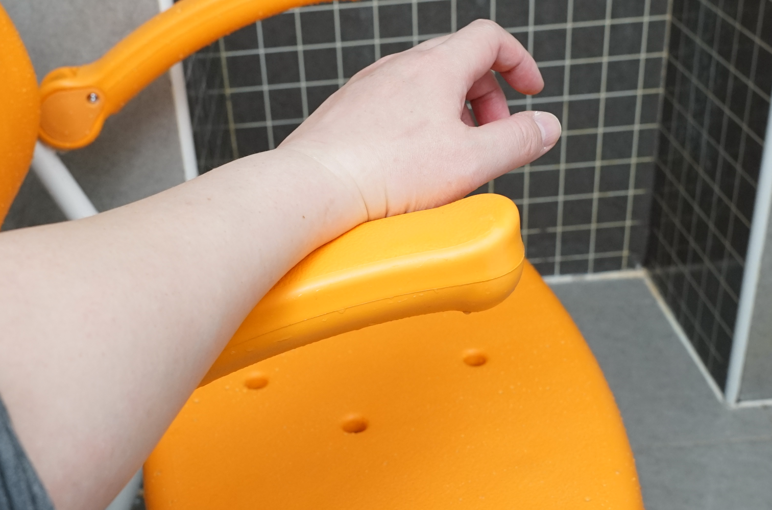 老人和孕妇淋浴,也能如此如此轻松:安全又方便的松下折叠淋浴椅