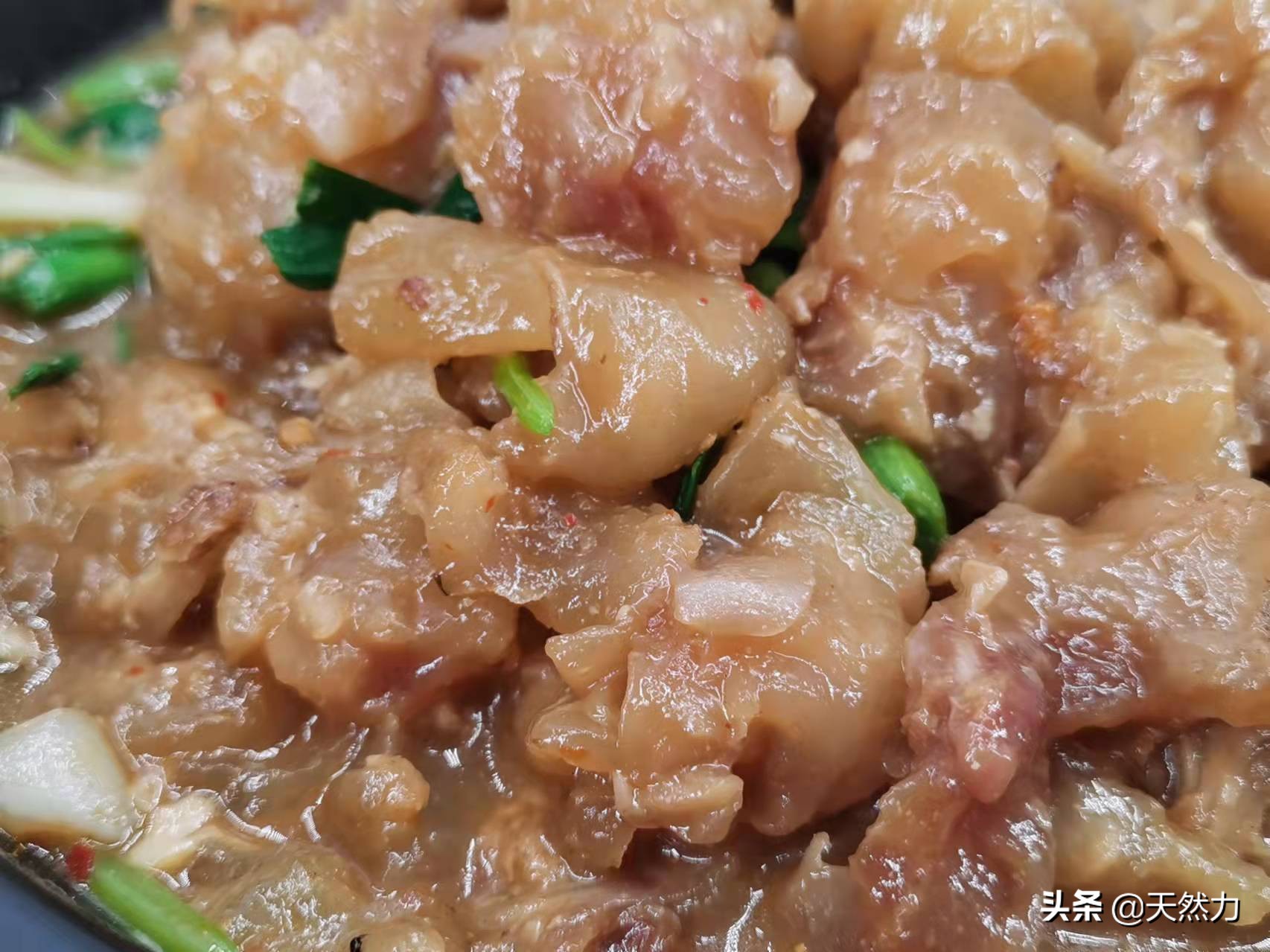 牛蹄筋要怎么做才软烂入味，教你家常做法，一口下去全是胶原蛋白