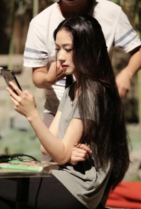 我不允许你们还没有看过万茜的长发造型，简直太美了