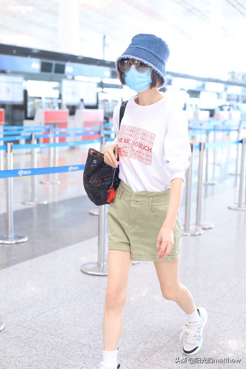街拍：鲁豫白色字母T恤+军绿色短裤随意休闲
