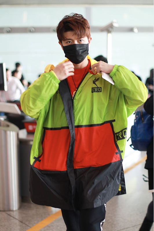 绿色配什么颜色好看(也就任嘉伦能把红配绿穿得好看) - 百百科