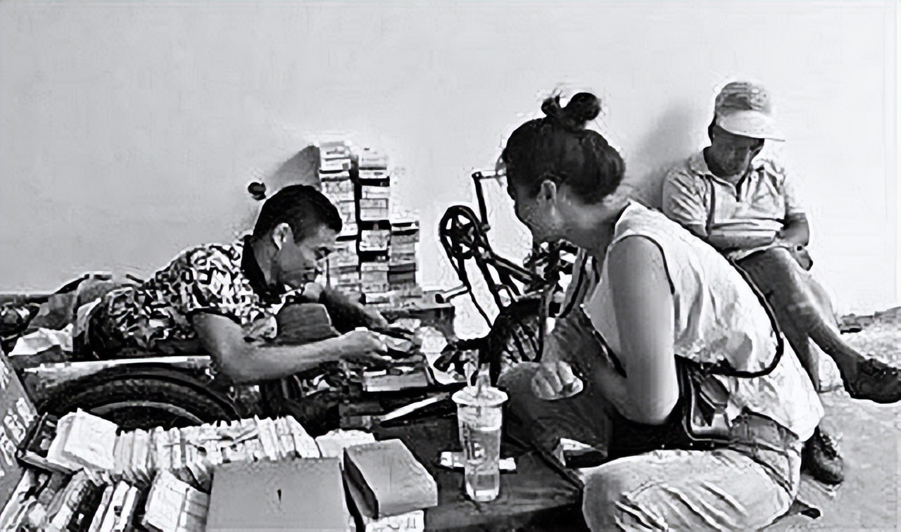 河南小伙被父亲踢成终身残疾，瘫痪20余年，如今靠贴膜买下一套房