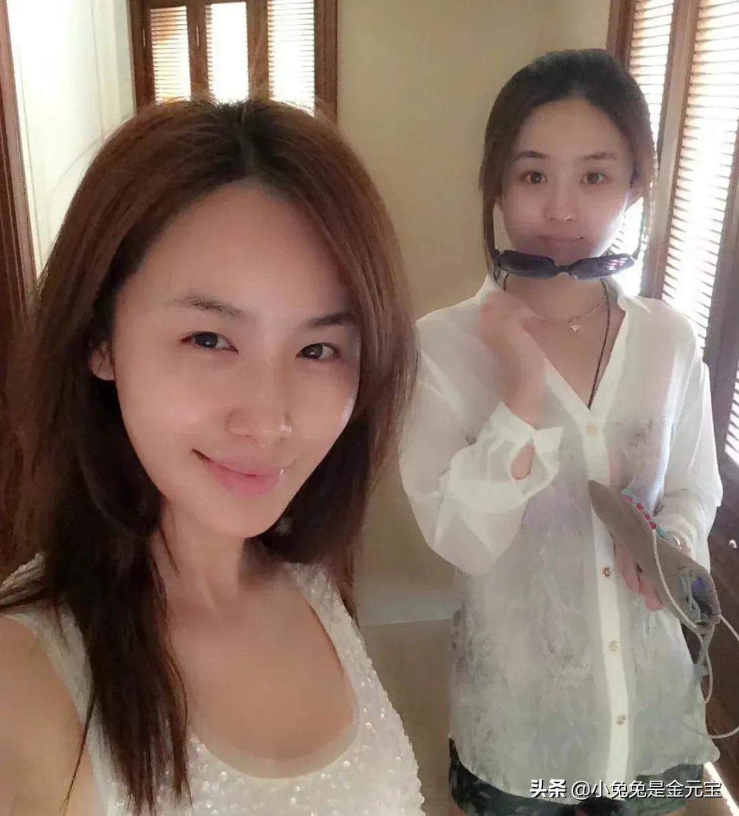 赵丽颖真正的素颜呀，猜猜她旁边这位是谁？