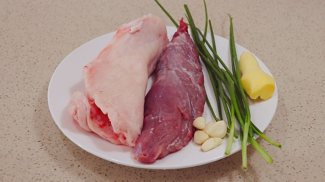 一道过年必备万能酱，一次做10斤，保存一个月不坏，拌饭拌面好吃