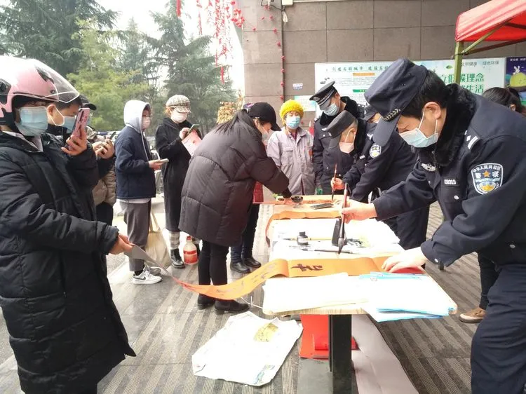 西安公安长安分局开展“三送一访”亲民暖民活动