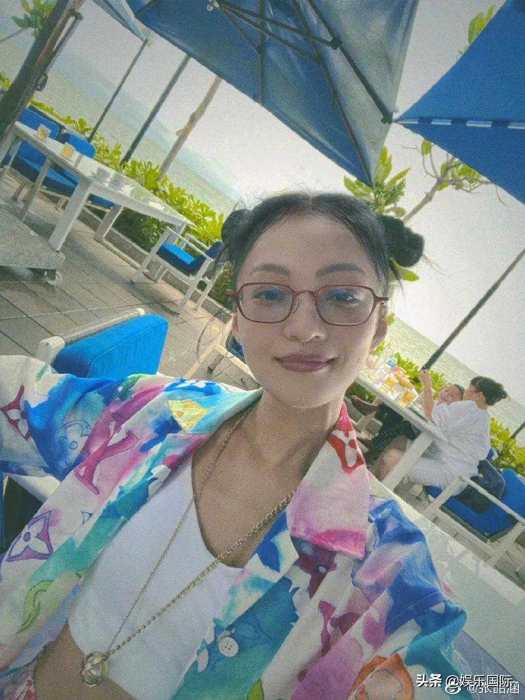张韶涵扎双丸子头海边度假 笑容灿烂似少女